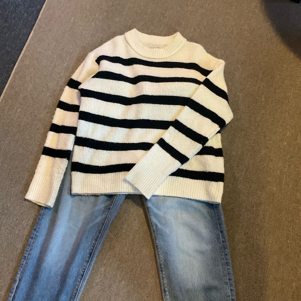 American Eagle Outfitters Light Wash Straight Jeans and sweater outfit.